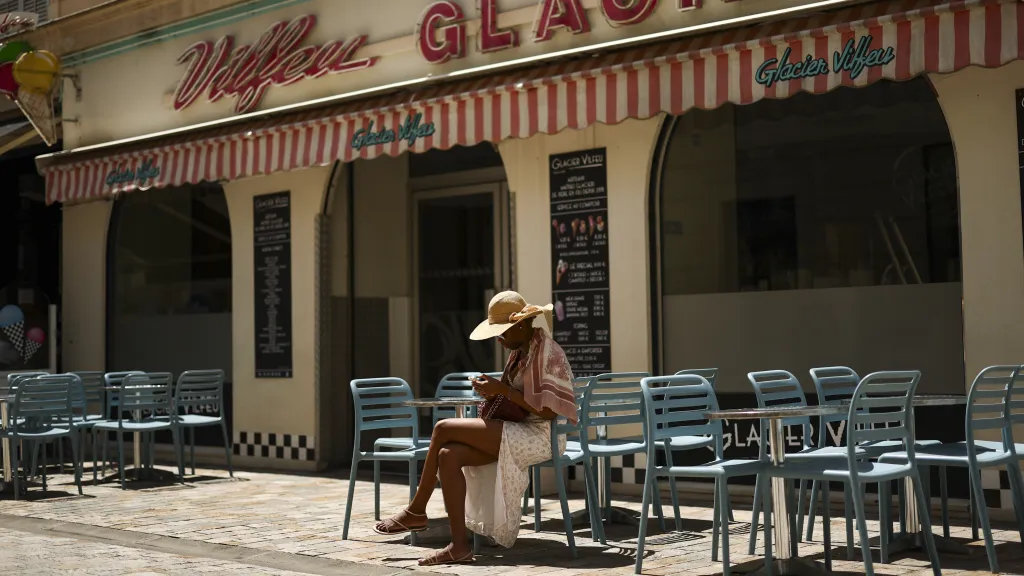 Žena před zavřeným zmrzlinářstvím v Cannes po rozsáhlém výpadku elektřiny