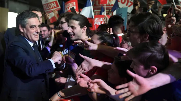 Francois Fillon zdraví své příznivce