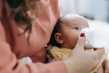 Sběrny mateřského mléka se musí transformovat na mléčné banky