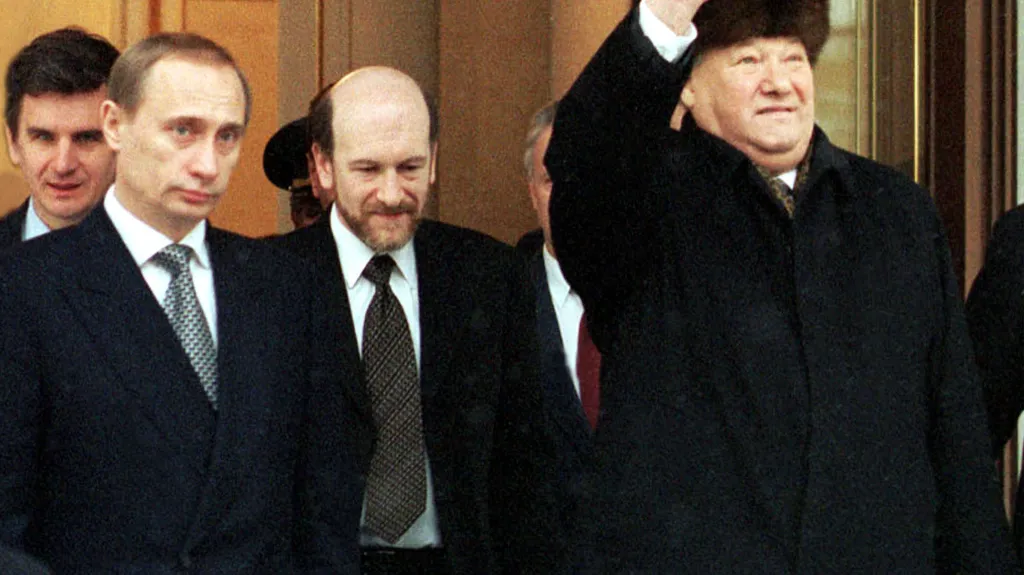 Jelcin se za přítomnosti Putina a dalších loučí s Kremlem (31. 12. 1999)