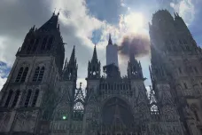 Požár poškodil katedrálu v Rouen