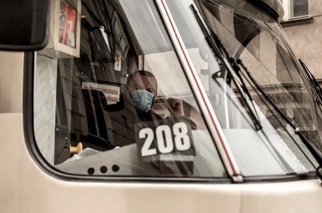 Fotografie tramvaje na Újezdě ukazuje, že řidiči MHD se s novou situací vyrovnali bez potíží