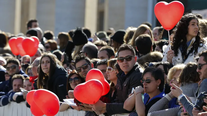 Lidé čekají na Svatopetrském náměstí na papežovo požehnání