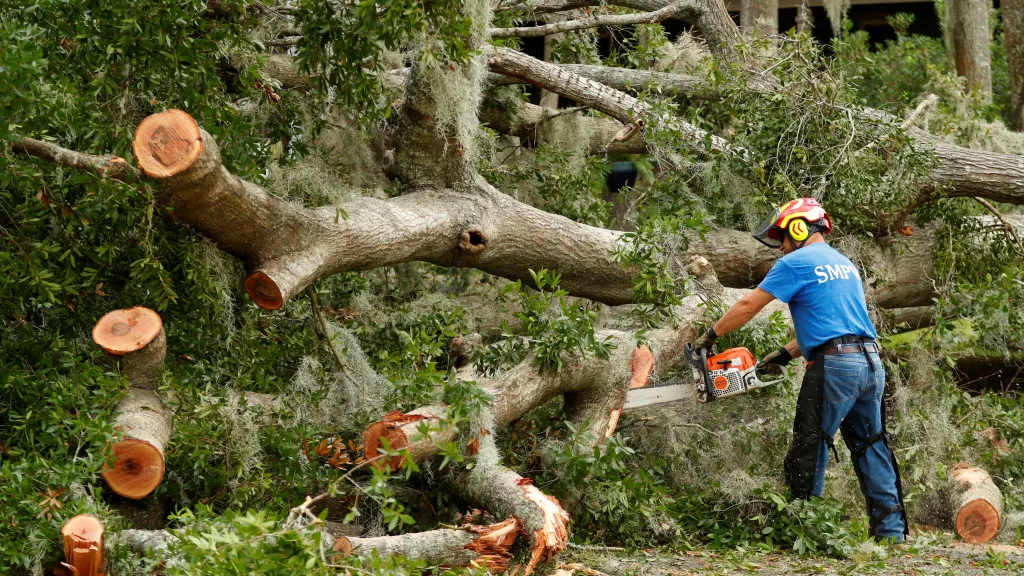 Úklidové práce po hurikánu