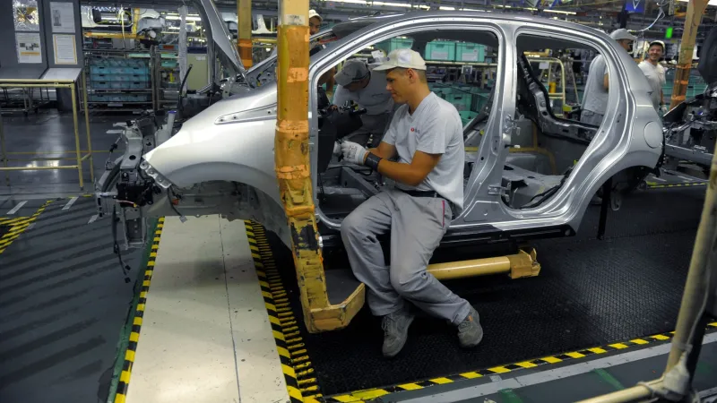 Výrobní hala automobilky