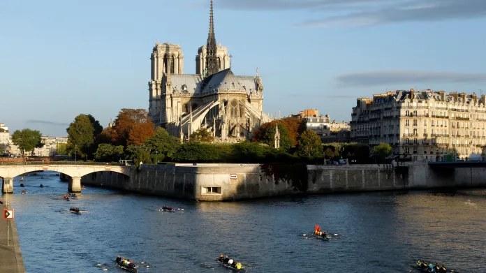 Pařížská katedrála Notre-Dame poničená požárem