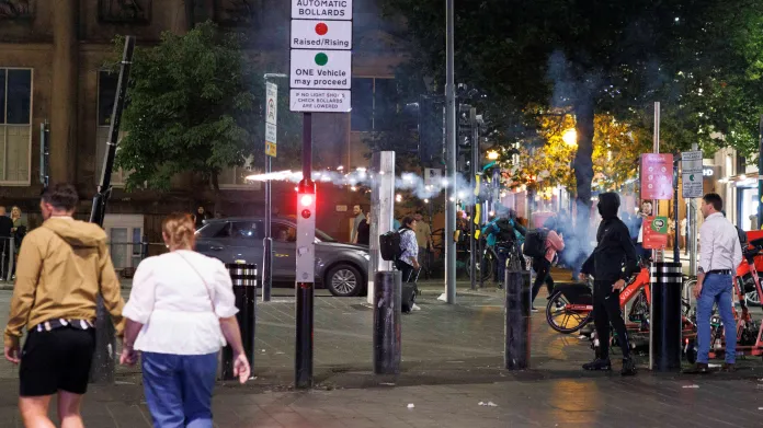 Protestující v Liverpoolu házeli ohňostroje