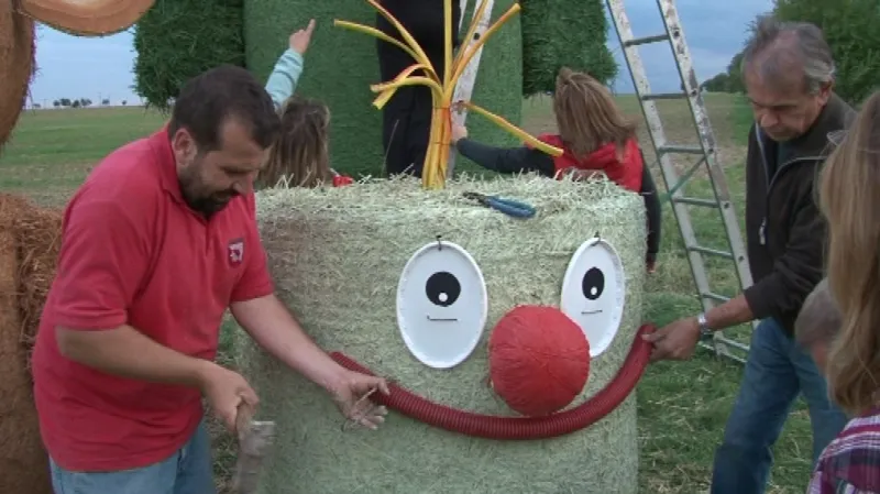 Letošní postavičky jsou Jů a Hele z České televize