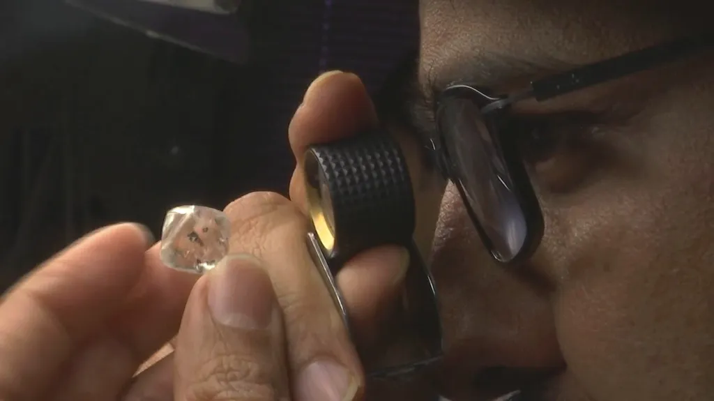 Zpracování diamantů v indickém městě Surat