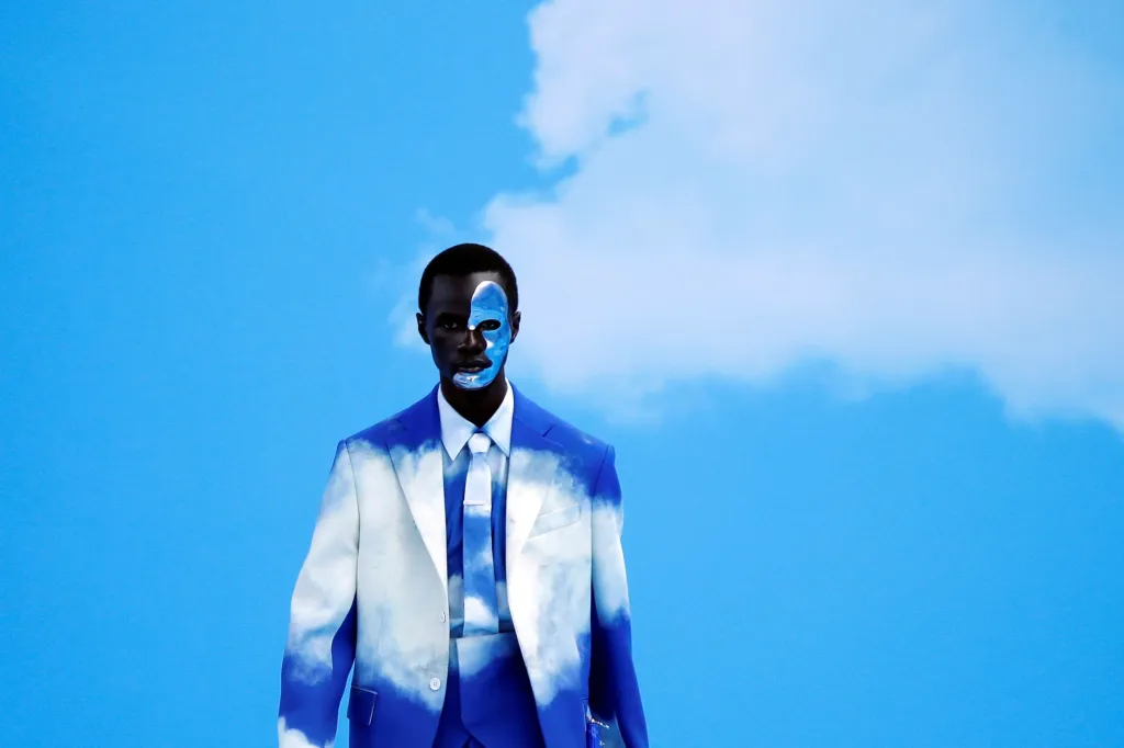 Muž „vyšel z nebe“ během přehlídky modelů návrháře Virgila Abloha u příležitosti Fashion Week v Paříži