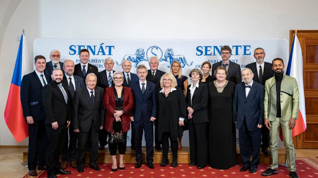 Šéf horní komory Miloš Vystrčil s oceněnými osobnostmi