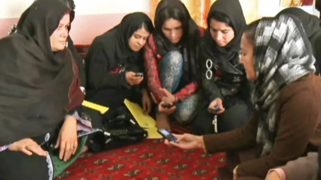 Afghánky s mobilními telefony