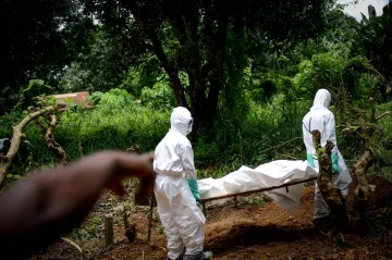  Pamětník epidemie eboly: Kontaminovanou rukavicí si stačí promnout oči