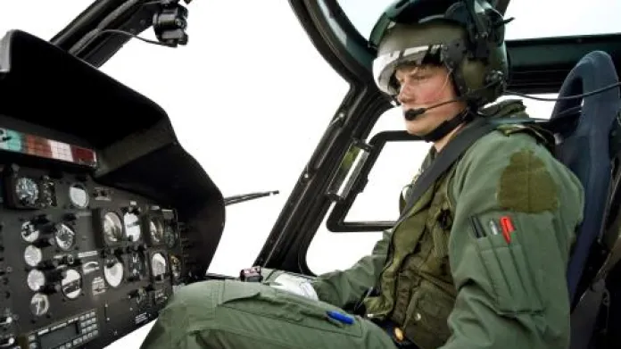 Britský princ Harry v kokpitu vrtulníku