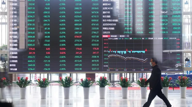 Muž v budově Šanghajské burzy