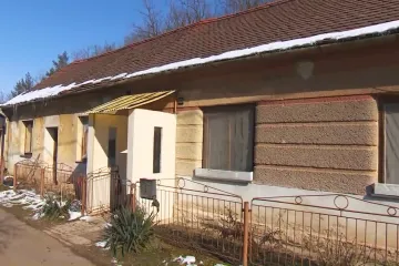 Policie zadržela muže, který měl v obci na Lounsku ve sklepě mučit a znásilňovat ženu
