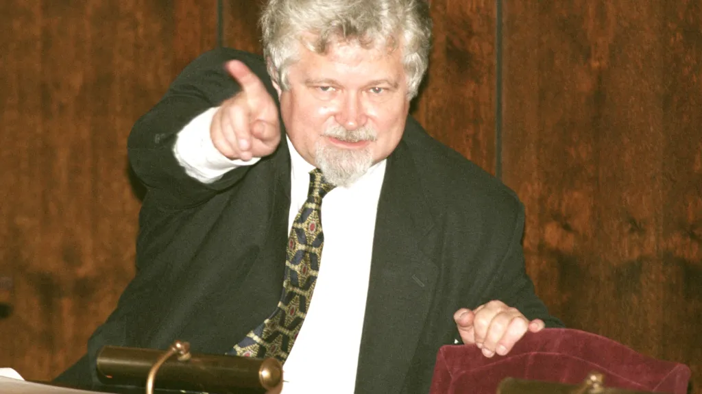 Petr Pithart jako předseda Senátu v roce 1996