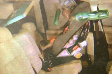 Pozor na drobné věci v autě, při nárazu můžou zabít