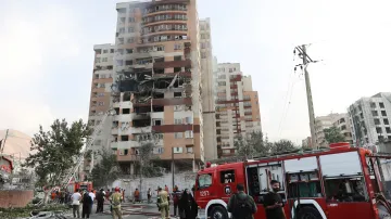 Pohled na poškozenou budovu