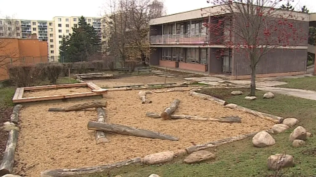 Na proměně zahrady se podíleli místní i děti