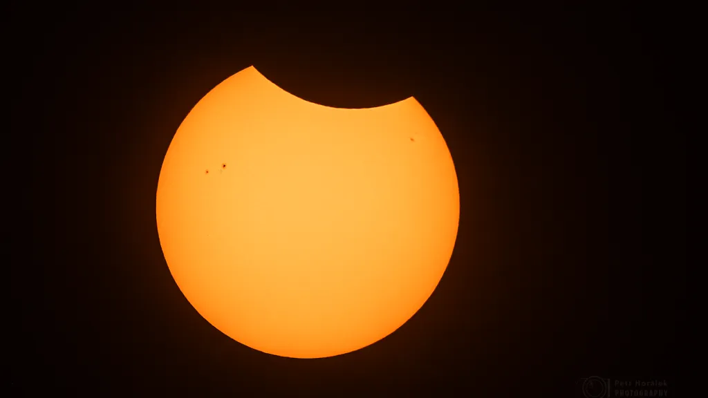 Částečné zatmění Slunce přes speciální sluneční filtr