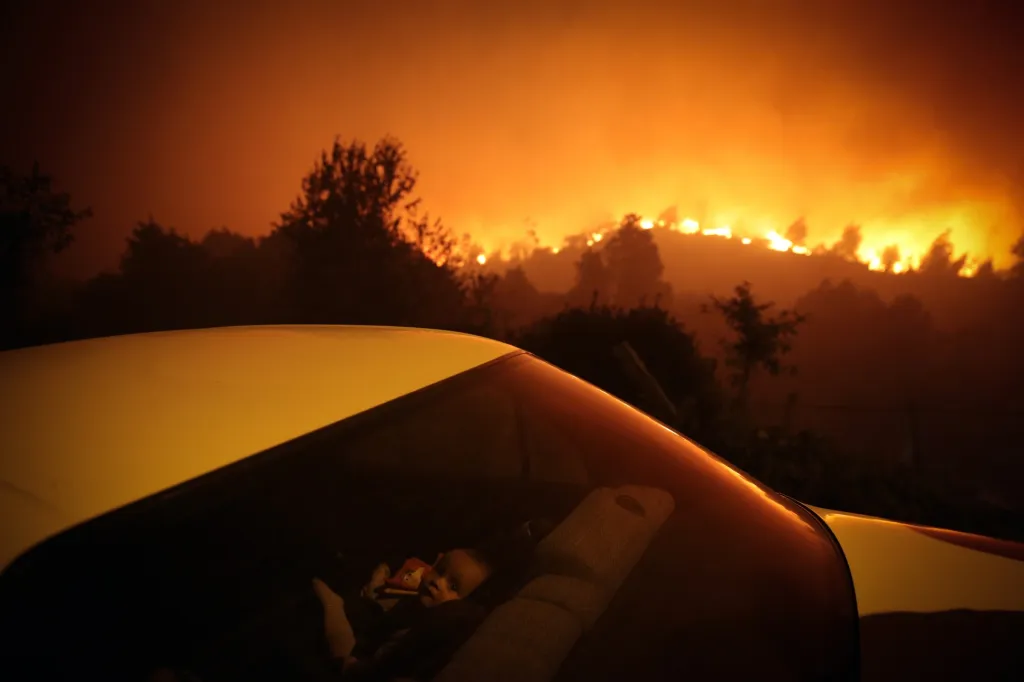Třetí místo v sekci Aktuality: Nuno André Ferreira se snímkem Forest Fire (Lesní požár)