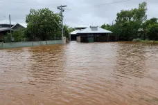 Západní Austrálii zasáhla stoletá povodeň, lidi evakuovaly vojenské helikoptéry