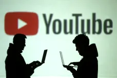 Dezinformace a konspirační teorie se šíří na YouTube v diskuzích. Web tomu příliš nebrání