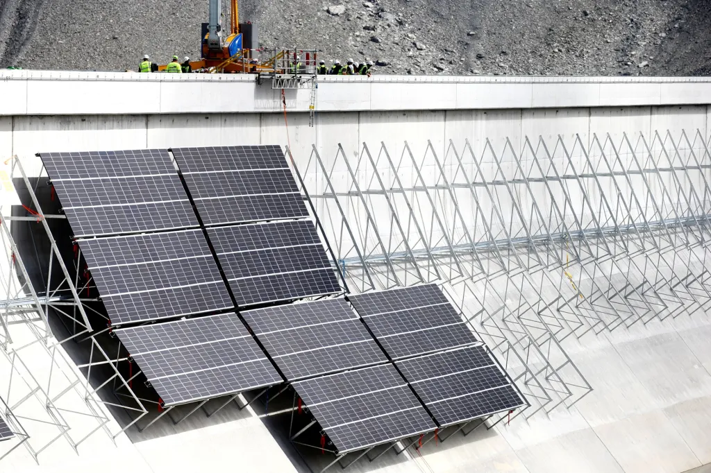 Výstavba nejvýše položené solární elektrárny v Evropě u vodní nádrže Muttse ve švýcarských Alpách