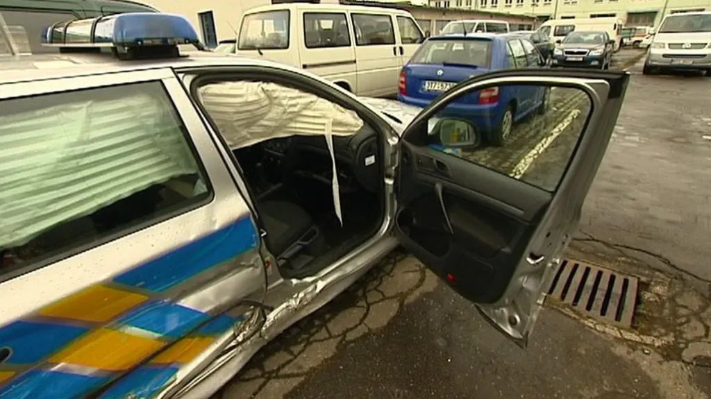 Policejní auto po noční honičce