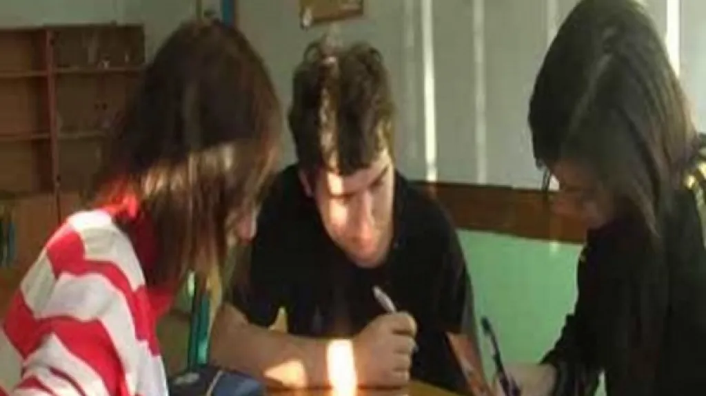 Žáci se radí nad zadaným úkolem