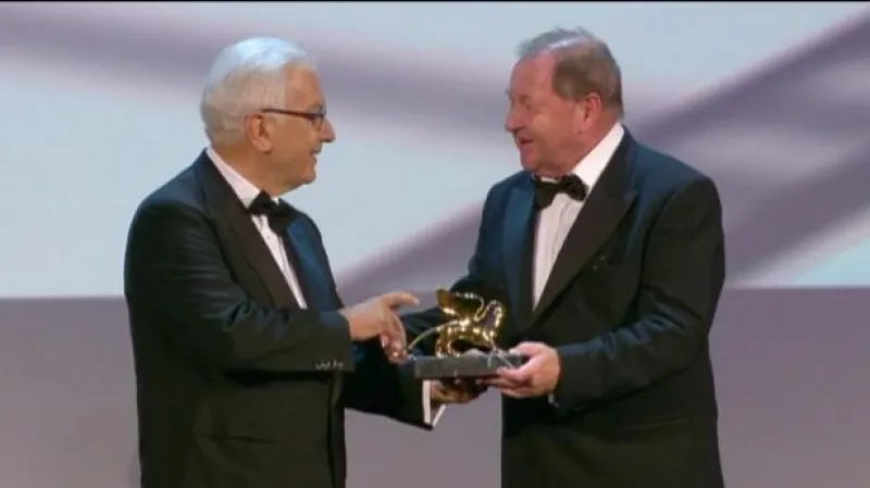 Holub, který seděl na větvi, přemýšlel o životě a vyhrál zlatého lva