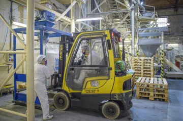 Firmy mají třetí měsíc na vkladech v bankách víc peněz, než dluží