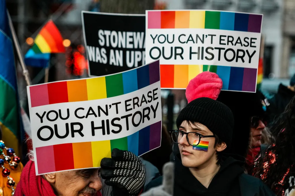 Navrácení duhové vlajky na Národní památník Stonewall