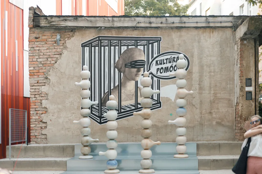 Dílo Jozefa Sušienky bylo součástí výstavy Lekcia Krajiny ve Slovenské národní galerii. Za dílem stála grafika Matúše Maťátka s názvem Profesionální přístup (2025), která byla součástí akce Otvorenie Slobodnej národnej galérie na náměstí Karola Vaculíka. Sušienkova Variabilní kompozice byla odstraněna navzdory dlouhodobé smlouvě o zápůjčce mezi galerií a městem Hlohovec, uvádí SNG