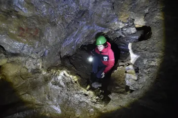 Po kolenou s čelovkami. V jeskyni Výpustek se lidé podívají do dalších zpřístupněných prostor