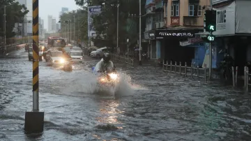 Nad indickou pevninu dorazil cyklon, stát Gudžarát evakuoval dvě stě tisíc lidí