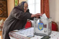 Ukrajina volí prezidenta. Čokoládového krále Porošenka zřejmě porazí komik Zelenskyj