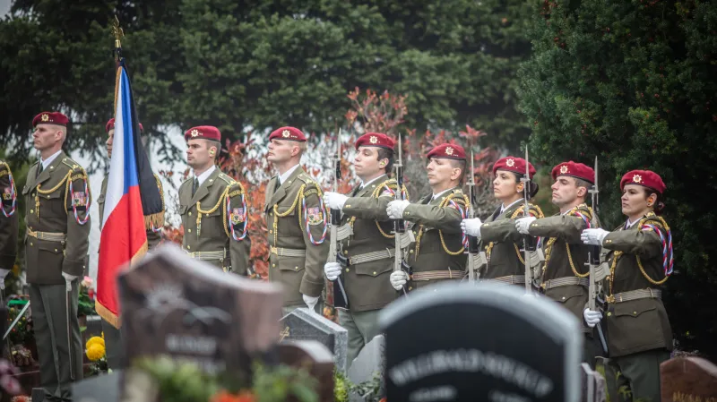 Poslední rozloučení s Tomášem Procházkou s vojenskými poctami na hřbitově v Prachaticích