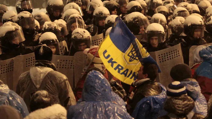 Ukrajinská policie vytlačuje demonstranty od vládních budov