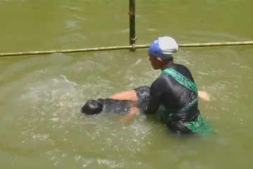 V Bangladéši se ročně utopí tisíce dětí. Britská charita proto otevřela kurzy plavání