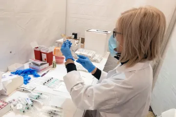 Ve čtvrtek testy zjistily téměř devět tisíc dalších případů nákazy. Očkuje se už i vakcínou AstraZeneca