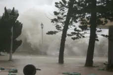 Tajfun Mangkhut udeřil na hustě obydlené pobřeží Číny. Cestou zpustošil Hongkong