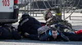 Lidé se kryjí při poplachu při ostřelovaní Kyjeva, 26. února 2022