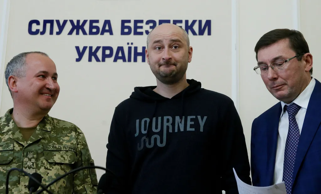 Ruský novinář Arkadij Babčenko, který byl ukrajinskými médii a úřady prohlášen za zavražděného, se objevil živý na tiskové konferenci v Kyjevě v doprovodu generálního prokurátora Jurije Lučenka a šéfa Ukrajinské bezpečnostní služby (SBU) Vasilije Gritsaka.