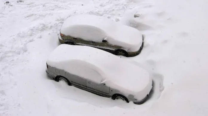 Automobily zapadané sněhem