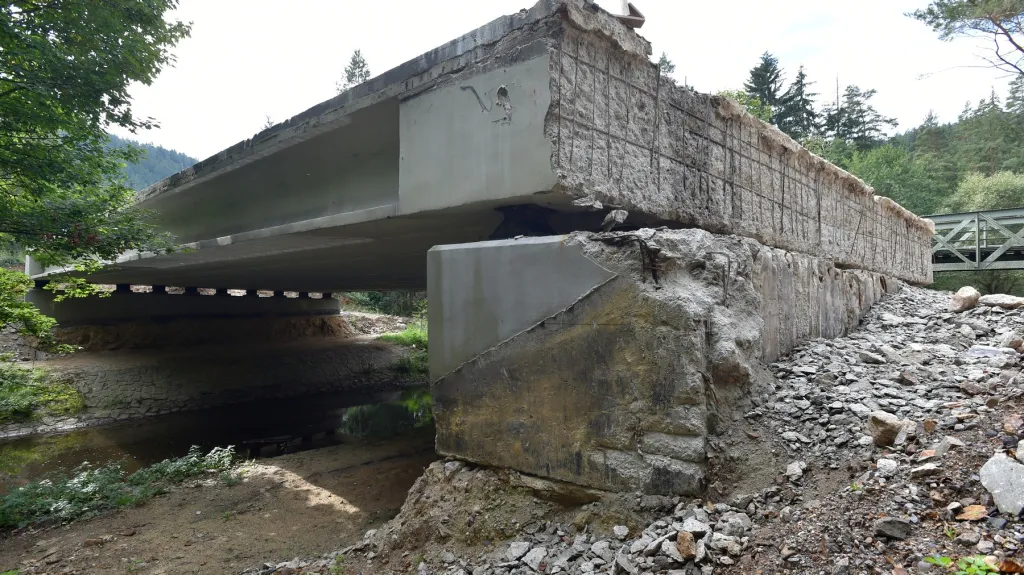 Přerušená oprava jednoho z mostů u Kfel