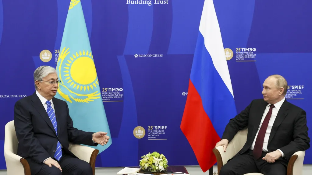 Kasym-Žomart Tokajev a Vladimir Putin na snímku z června 2022