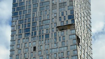 Poškozená fasáda výškové budovy v Moskvě (4. května 2026)