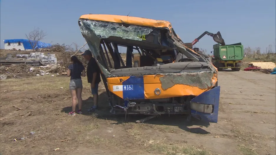 Když tornádo udeřilo, cestovala Silvie autobusem